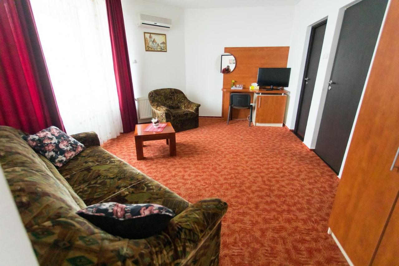 Pensiunea Full Târgu-Mureş Exterior foto